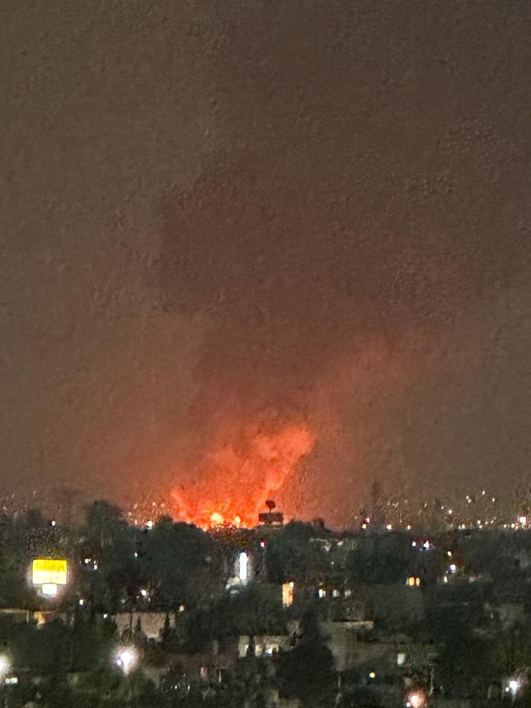 AlfredoJalife's tweet photo. No es la guerra de de Ucrania.                                            !! Es el mega-incendio de la Central de Abastos de la Cd de Mx! Que falta que suceda todavía en la Cd de México ? Como quedará el abasto de alimentos a los ciudadanos ? https://t.co/Zmtm74Ctss