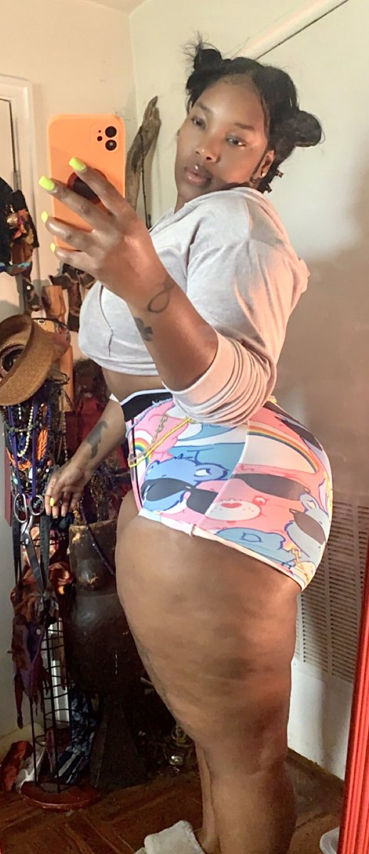 MimiiStallion's tweet photo. thick thigh thursday 💗😊 https://t.co/NnxIRs2wIb