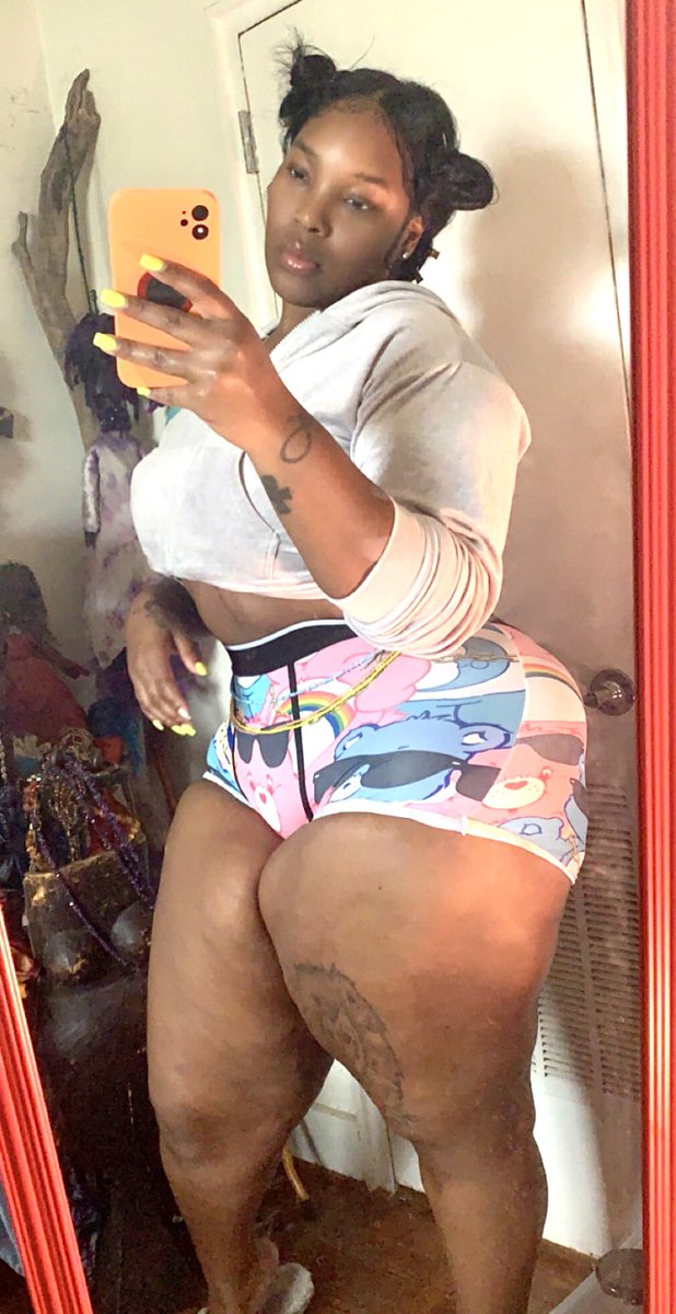 MimiiStallion's tweet photo. thick thigh thursday 💗😊 https://t.co/NnxIRs2wIb