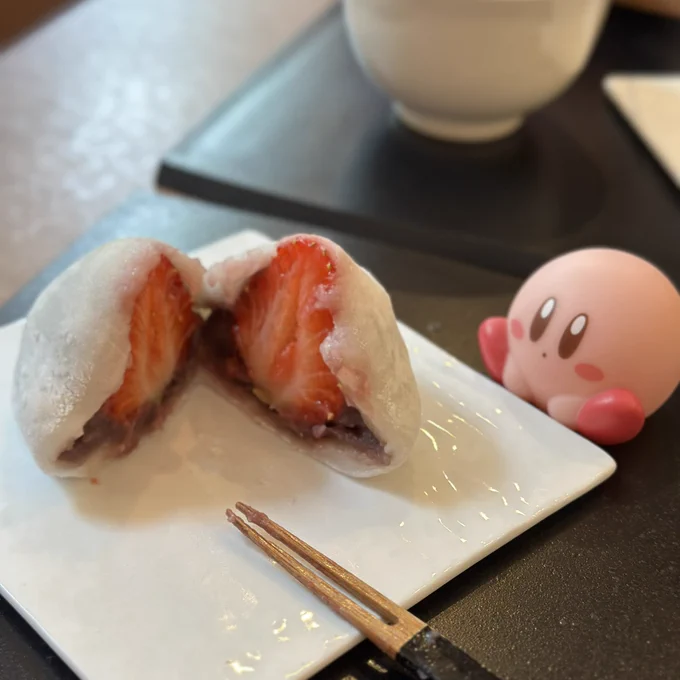 (ぽよちゃんにいちご大福を狙われています…) 