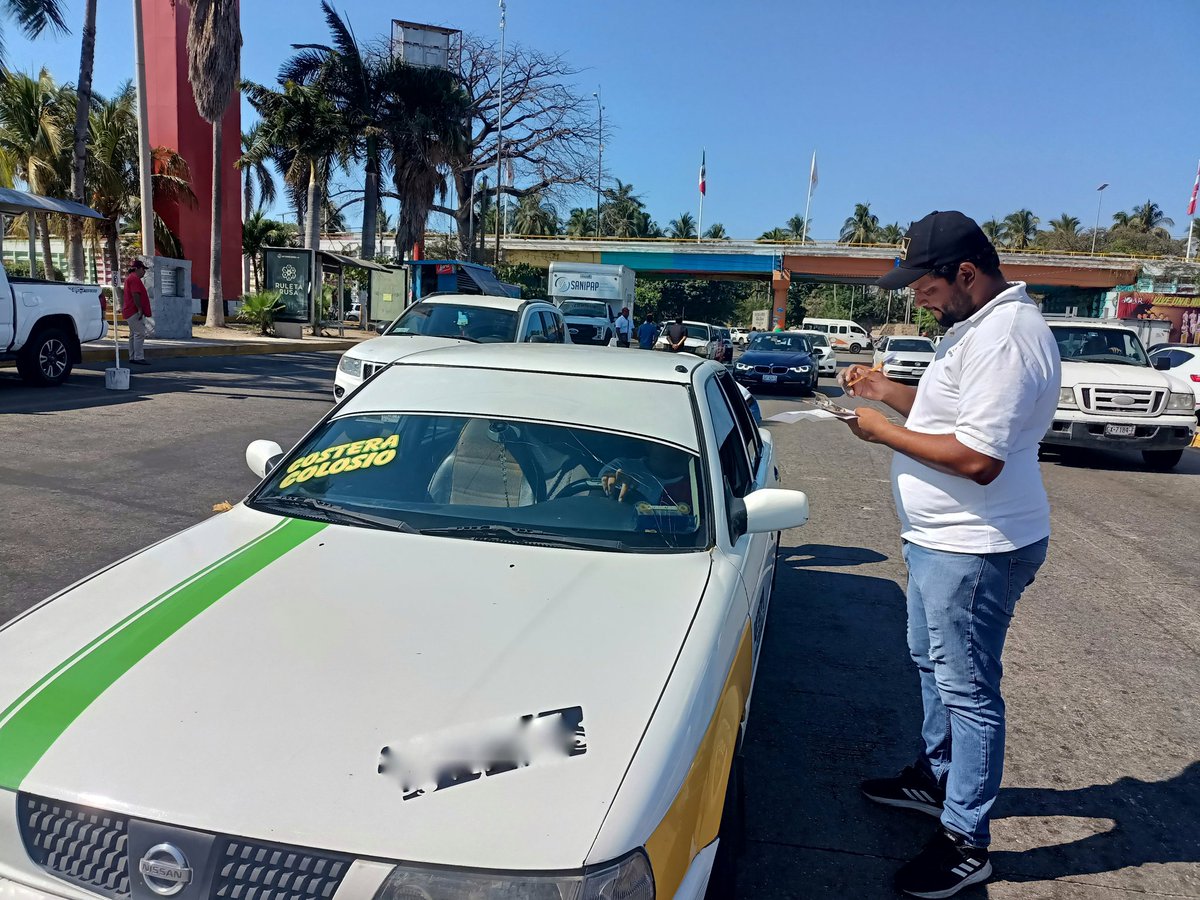 TransportesGro4's tweet photo. Nuestros inspectores han intensificado los operativos para detectar a infractores del Reglamento de #Transporte y Vialidad del Estado de #Guerrero, con la finalidad de brindar mayor seguridad y mejorar el servicio público.
#TransformandoElTransporte
#TransformandoGuerrero https://t.co/8LI81tsDnZ