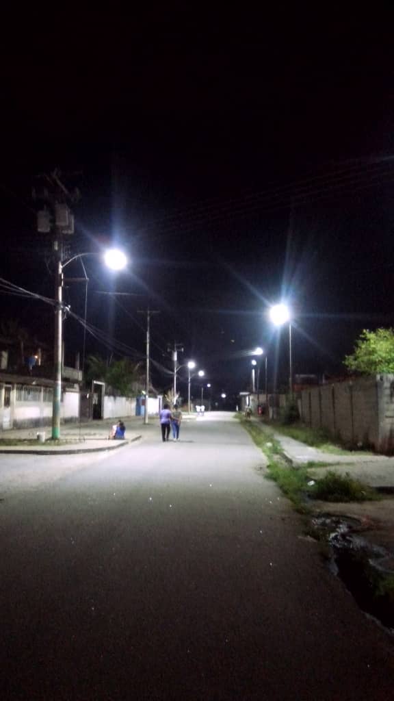CorpoelecInfo's tweet photo. ⚡ 𝕄𝕚𝕣𝕒𝕟𝕕𝕒

Avanza mejora en el alumbrado público de los municipios Páez y Andrés Bello, gracias a los trabajos realizados por #Corpelec se instalaron 34 luminarias y 2 cajas de control, en las comunidades La Virginia y San José de Río Chico. https://t.co/kcAbypfRuu