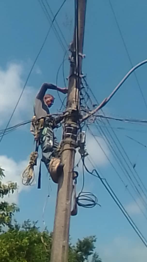 CorpoelecInfo's tweet photo. ⚡ 𝕄𝕚𝕣𝕒𝕟𝕕𝕒

Avanza mejora en el alumbrado público de los municipios Páez y Andrés Bello, gracias a los trabajos realizados por #Corpelec se instalaron 34 luminarias y 2 cajas de control, en las comunidades La Virginia y San José de Río Chico. https://t.co/czHc8KkOoY