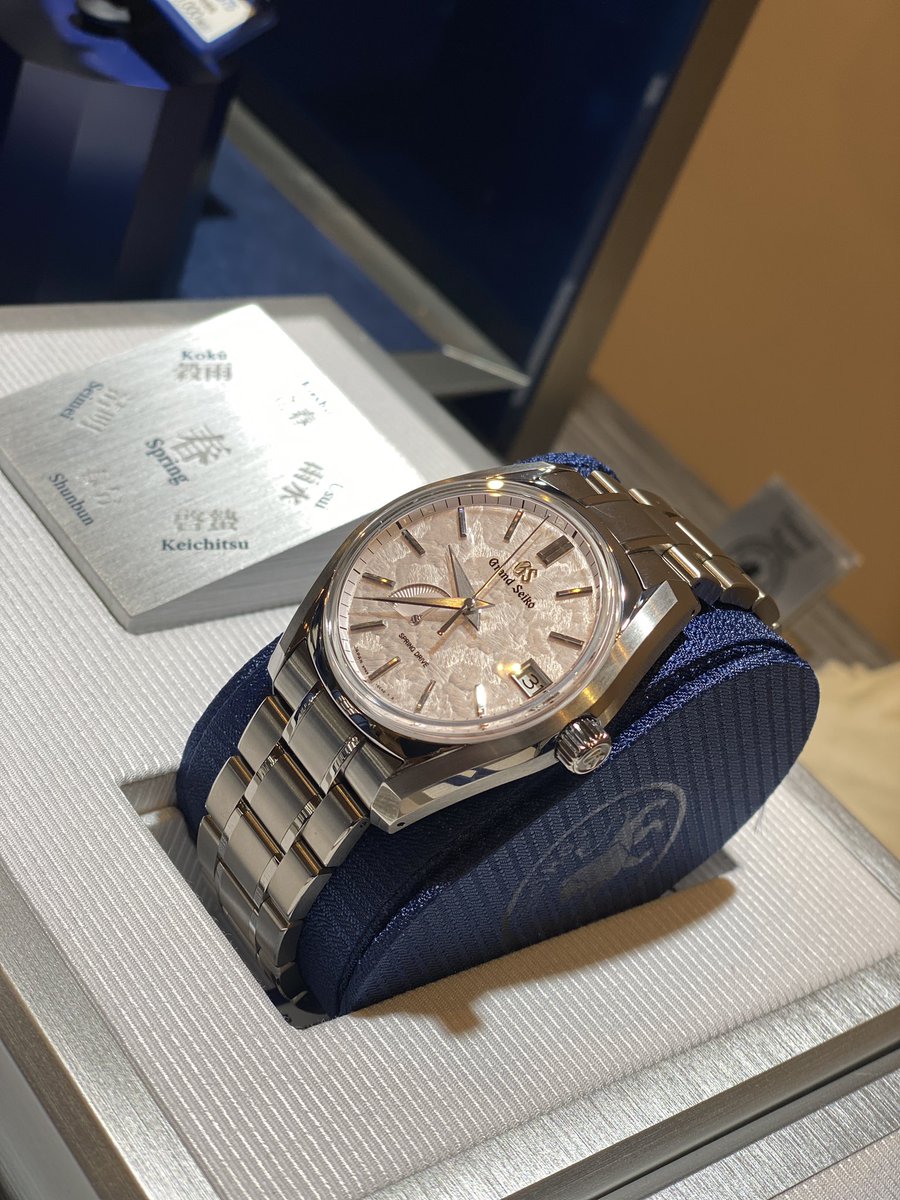 nakaishu0858's tweet photo. #グランドセイコー(SBGA443 ¥836,000)#GS 初の自動巻機械式時計「 #62gs 」のデザインをベースに日本特有の季節の移ろいを表現。「花筏」と呼ばれる水面に桜の舞い散る風景をイメージしたグレイッシュピンクの美しいダイヤル。cal.9R 65スプリングドライブムーブメント搭載。#grandseiko #中井脩 https://t.co/TCR0gVjxI1