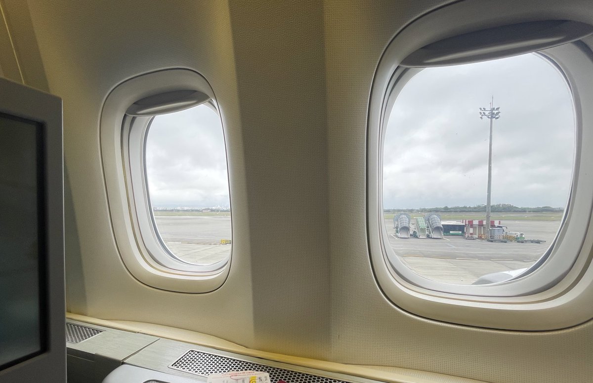 thecrazychina's tweet photo. 上海虹橋→台北松山→成田で帰りましたが虹橋空港はもはや客よりスタッフの数が多かったですね。
飛行機もガラガラ。 https://t.co/Pmyckc2HpC