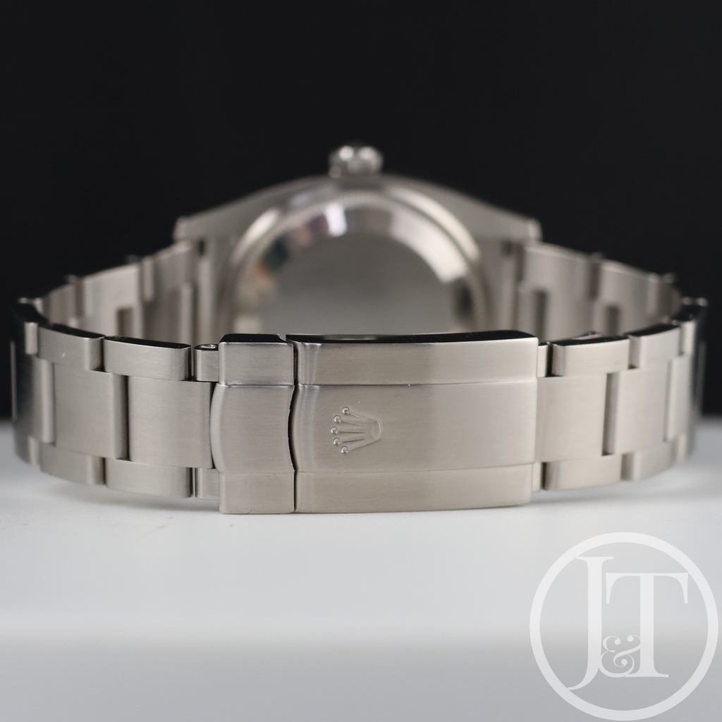Rolex Air-King 114210
Engine turned steel bezel
Salmon dial
34mm
Rolex guarantee card dated 2010
#instock
#forsale
.
🖥️jewelsandtime.co.uk
.
☎️07907 162 163 call or WhatsApp
.
📍Mayfair London W1