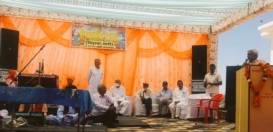 #झुंझुनू 
कल मेरे गाँव अरङावता में बालाजी मन्दिर एंव भोमिया जी मन्दिर में मूर्तियों की प्राण प्रतिष्ठा के कार्यक्रम में शिरकत की।