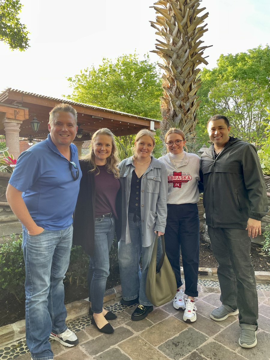 kris10baker's tweet image. It’s National Assistant Principal Week, and Allyssa and I were able to have dinner with 2 special APs @jcassadaAP &amp;amp; @jessicaheaton &amp;amp; their principal &amp;amp; our friend @davidarencibia, @NASSP National Principal of the Year finalist. The kids at @CmsColts are in great hands. 💙#APWeek23