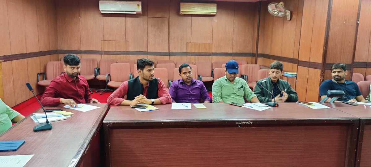 Krishan88701400's tweet photo. छात्रों ने जब भी न्याय के लिए आवाज उठाई तो सिर्फ लाठिया मिली, आज देश के 22राज्यों के संगठन एक साथ मिले और शपथ लिये की जब भी अन्याय होगा हम साथ साथ है।
"संयुक्त युवा मोर्चा" से मेरी अपील है कि SSCGD2018 के युवाओं को न्याय दिलाने में सहायता करें।
@yuvahallabol
@AnupamConnects https://t.co/gmzlnHr5DJ