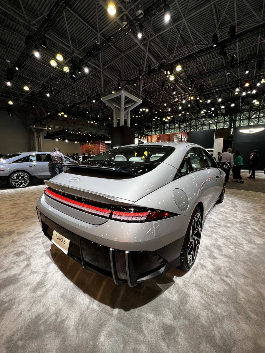 AutosMemoLira's tweet photo. Este es el auto que ganó al mejor diseño del año.  Hyundai #Ionic6  una nueva tendencia ?  ¿Qué opinan? 
Además ganó como el auto del año y el eléctrico del año.   #MemoLira https://t.co/P2cGHmoHKa