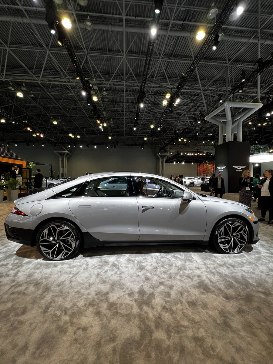 AutosMemoLira's tweet photo. Este es el auto que ganó al mejor diseño del año.  Hyundai #Ionic6  una nueva tendencia ?  ¿Qué opinan? 
Además ganó como el auto del año y el eléctrico del año.   #MemoLira https://t.co/P2cGHmoHKa