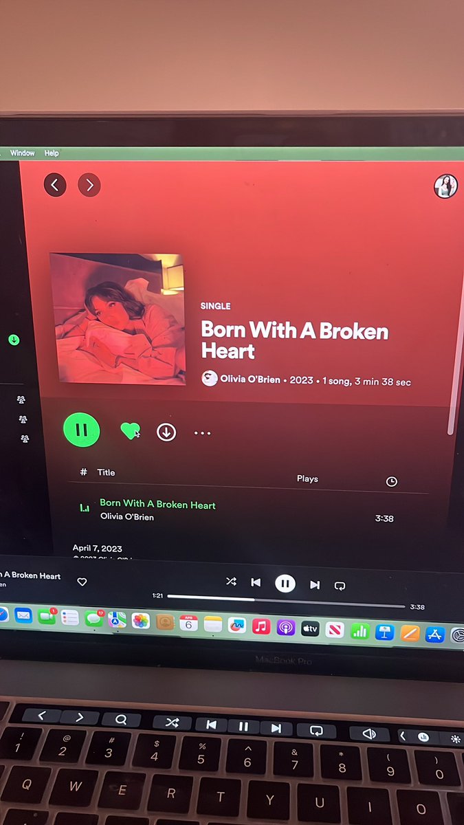tunbich's tweet photo. @oliviagobrien hi I love this song and u sm https://t.co/Ww6Hs9LCNB