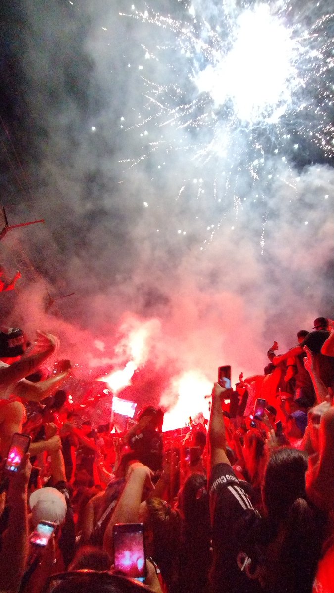 mynrojine's tweet photo. Con los bombos y los trapos 
Siempre voy a todos lados 
Descontroladooooooo ❤️🖤 #newells #BanderazoColosal #banderazo https://t.co/68saHeVz3O