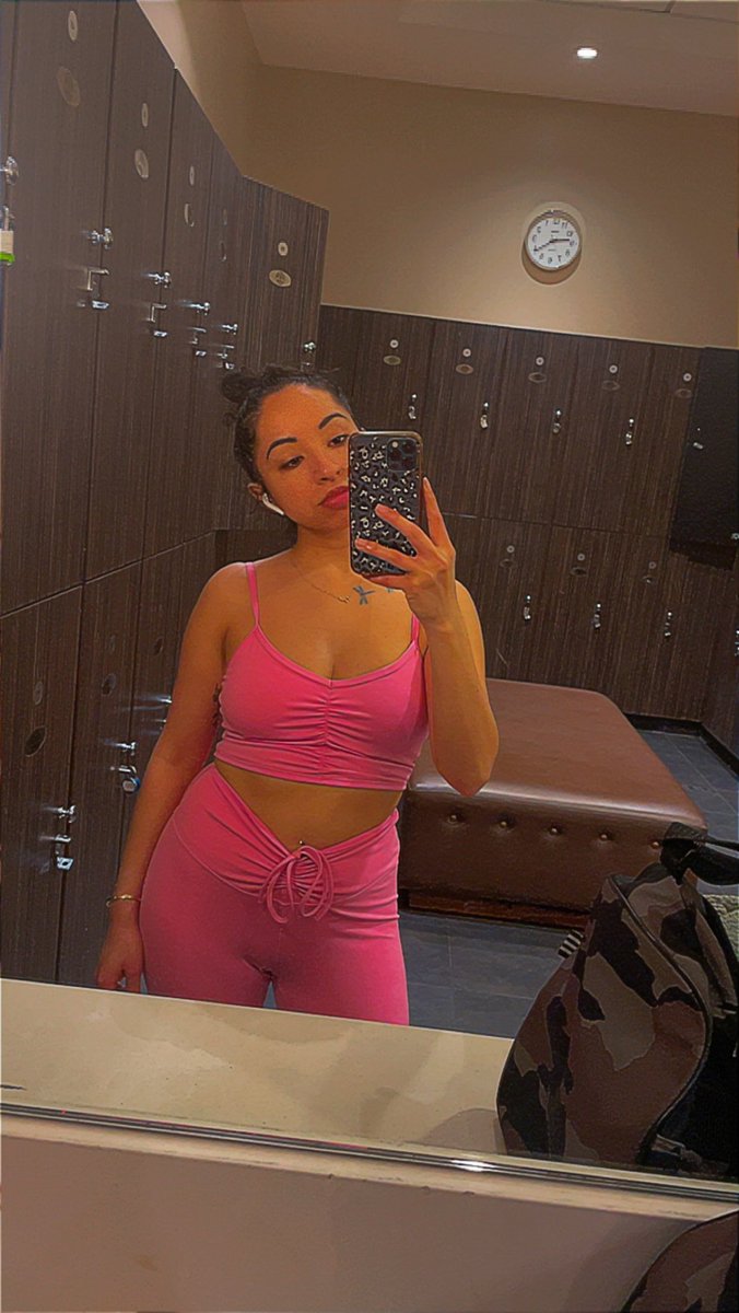 AC_Perez_DelRio's tweet image. Living for this Barbie pink 💅🏽✨👌🏽 #workoutfit #gymgirl