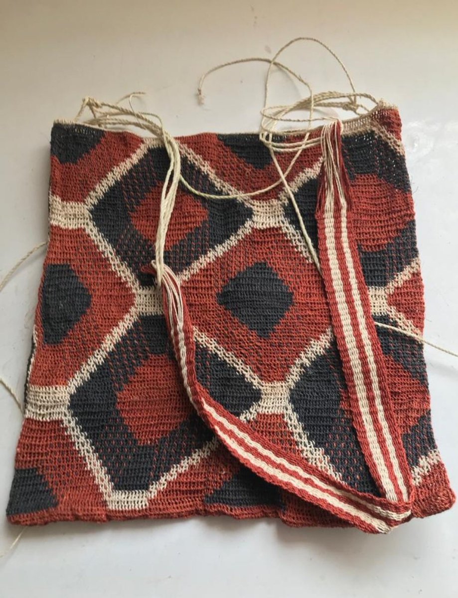 Para ayudar a las artesania ayoreo tenemos bolsos de caraguata 
Interesados escriban la repondo