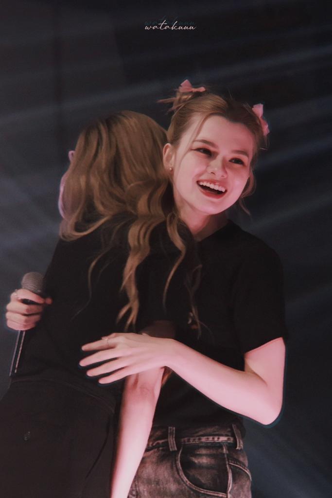 pfreeninterfan's tweet photo. Calling all #FreenBecky fans who haven't reached 500 followers yet, let's follower each other so we can actively participate on the trends and support our phinong 🐰🦦

You can also comment bellow so others can see and follow you 🥹💗

Photo courtesy: @CHADAPFDN &amp; @Watakuuu https://t.co/fjCd54SdNC