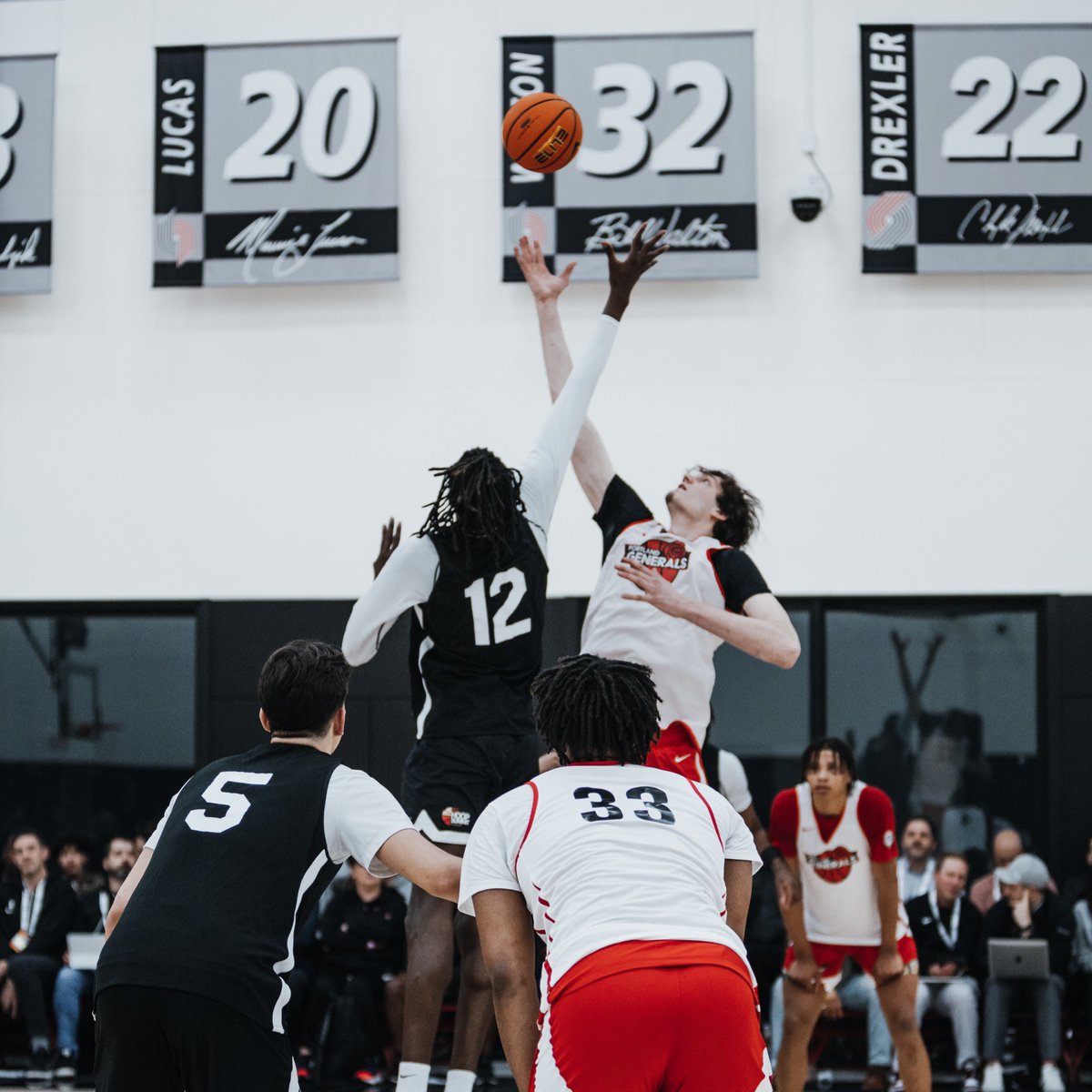 _proinsight's tweet photo. Eye-Catchers ⏩️ World Team vs. Portland Generals Scrimmage

🌹 Nathan Bittle | Oregon
🇸🇸 Taylor Bol Bowen | Florida State
🌹 Carter Bryant ‘24
🇸🇸 Garwey Dual ‘23
🇨🇦 Aden Holloway | Auburn
🌹 Koren Johnson | Washington
🌹 Dillon Jones | Weber State
🌹 Josiah Lake ‘23
🇳🇬 Mackenzie Mgbako | Duke
🌹 Cam Parker | Portland State
🇫🇷 Zaccharie Risacher
🇬🇷 Andrej Stojakovic | Stanford

📸 @fotosdemrt