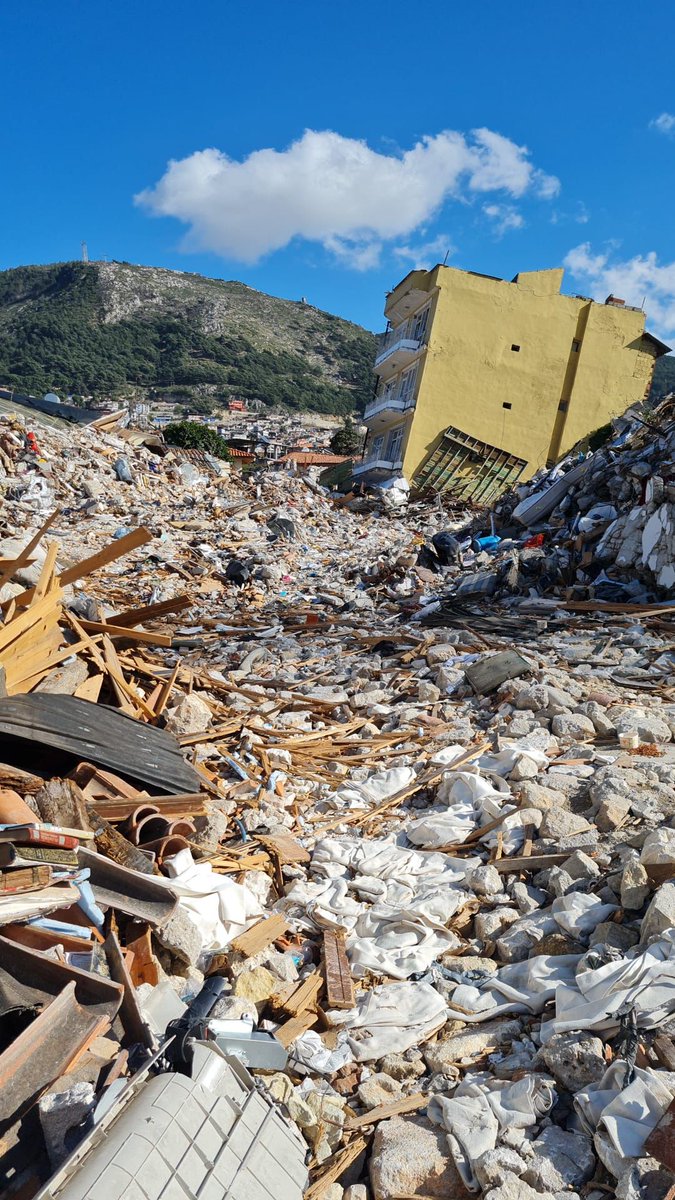Deprem bölgesinde yardımın az ulaştığı yerlerde ayakkabı (aslen mevsim nedeniyle terlik) ihtiyacı oluştu.

Toptancıları gezip en uygun fiyatı veren firma ile anlaştık. Aşağıdaki linkleri kullanarak terlik satın alırsanız, bölgeye ulaştırma ve dağıtımını biz sağlayacağız ++