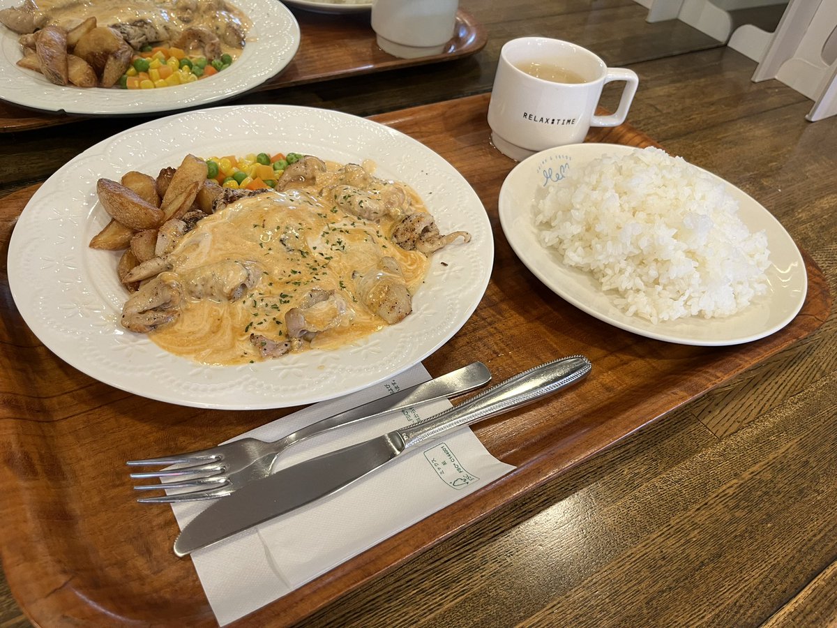 1983_mell's tweet photo. 本日のおすすめは『チキンソテークリームペッパーソース』です！

人気メニュー豚ロースのクリームペッパーのチキンバージョン！
本当に美味しいメニューなのでバイト前に食べに来ちゃいました👍
#江古田 https://t.co/e7XuMRUIyf