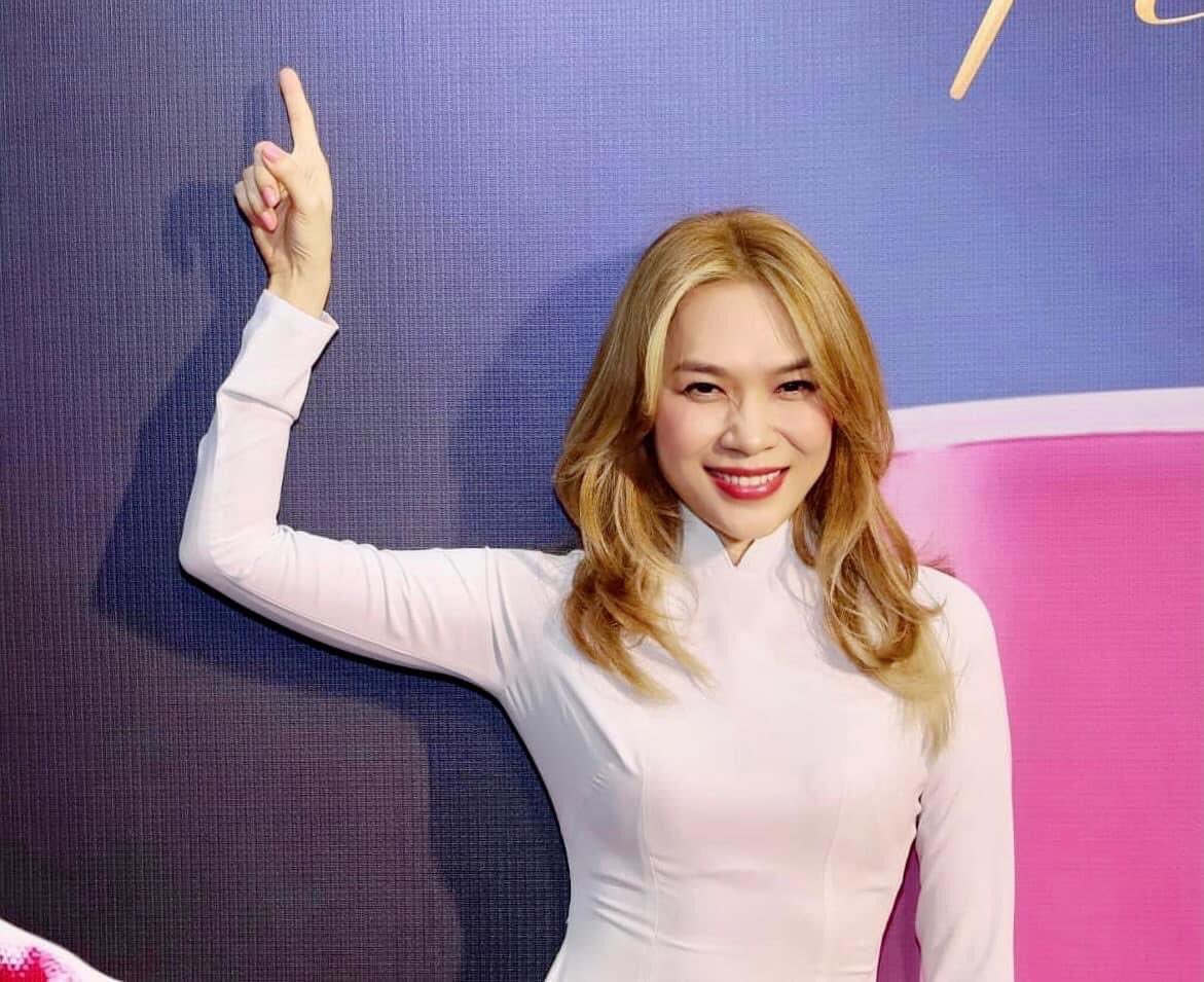 meomeo2712's tweet photo. Chị Mỹ Tâm mặc áo dài đạp xe đạp đến buổi công chiếu phim "Người Giữ Thời Gian", nhìn chị trẻ mãi cùng thời gian luôn #MyTam https://t.co/iZpa6exIGH