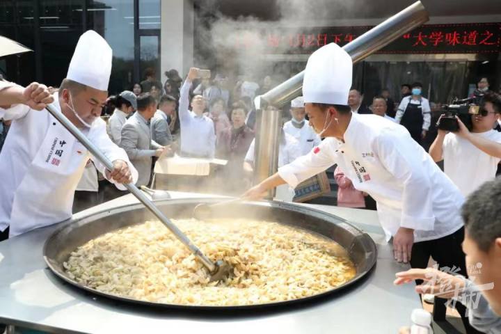 hangzhoufeel's tweet photo. 😋🍲A local dish simmered in a large iron pot for more than three hours was unveiled at the #bamboo shoots #banquet at #Zhejiang A&F #University on April 2. 🎋Thousands of teachers and students had the opportunity to taste a variety of bamboo shoot #dishe with different #flavors. https://t.co/Hha18NFyEL