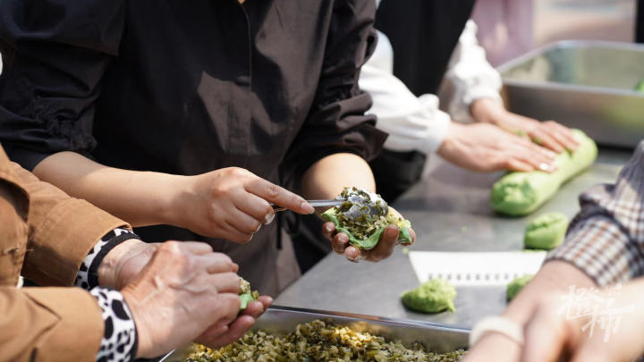 hangzhoufeel's tweet photo. 😋🍲A local dish simmered in a large iron pot for more than three hours was unveiled at the #bamboo shoots #banquet at #Zhejiang A&F #University on April 2. 🎋Thousands of teachers and students had the opportunity to taste a variety of bamboo shoot #dishe with different #flavors. https://t.co/Hha18NFyEL