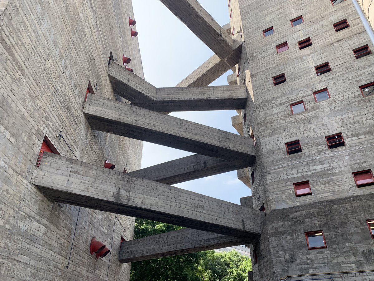 Brezilya gezisinin en etkileyici kentsel tasarımı Lina Bo Bardi’nin SESC Pompeia kompleksiydi. Yeniden işlevlendirilmiş eski fabrika binalarından ve yeni yüksek ek binalardan oluşan kendi deyimleriyle “sosyalist bir ütopya deneyi.”