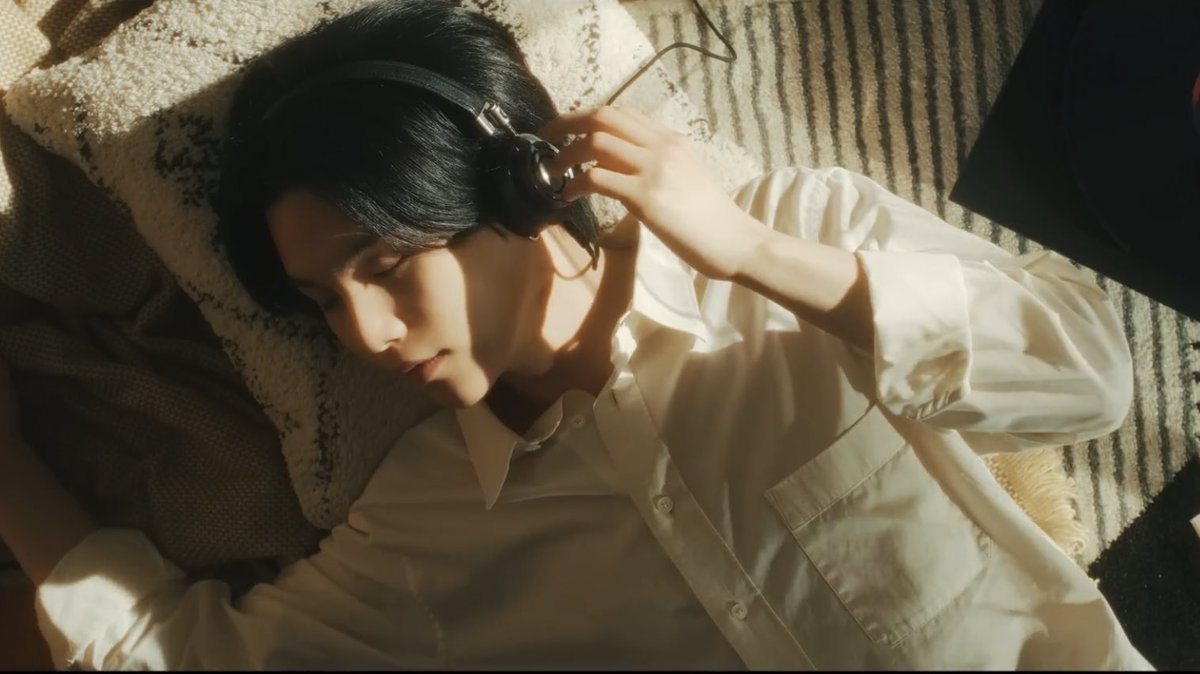 etaerealaus's tweet photo. the transition of anger and angst of agust d to gentle acceptance and comfort is so important and gives so much solace to me. sometimes it’s not easy to let anger go. there’s so much courage in finally allowing yourself to be gentle and soft after going through so much hardships. https://t.co/jG3EujrOH2