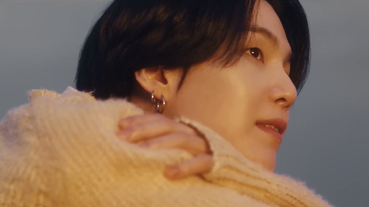 etaerealaus's tweet photo. the transition of anger and angst of agust d to gentle acceptance and comfort is so important and gives so much solace to me. sometimes it’s not easy to let anger go. there’s so much courage in finally allowing yourself to be gentle and soft after going through so much hardships. https://t.co/jG3EujrOH2