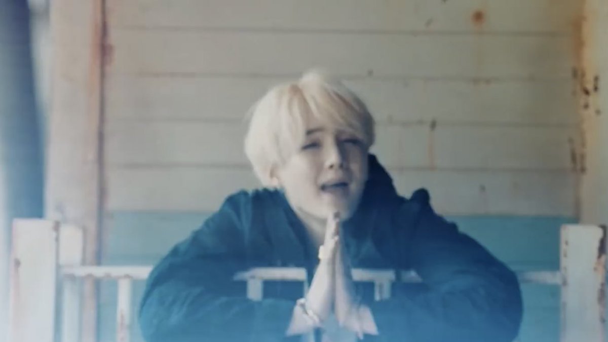 etaerealaus's tweet photo. the transition of anger and angst of agust d to gentle acceptance and comfort is so important and gives so much solace to me. sometimes it’s not easy to let anger go. there’s so much courage in finally allowing yourself to be gentle and soft after going through so much hardships. https://t.co/jG3EujrOH2