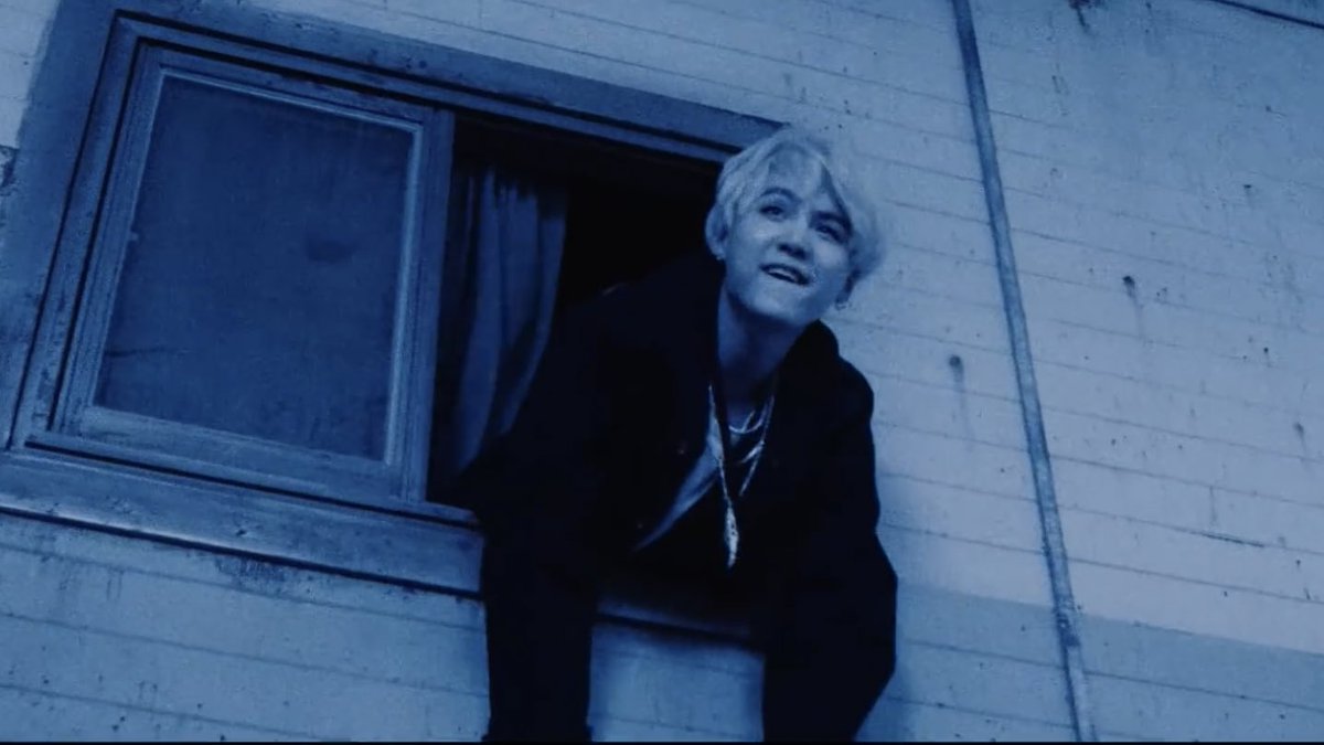 etaerealaus's tweet photo. the transition of anger and angst of agust d to gentle acceptance and comfort is so important and gives so much solace to me. sometimes it’s not easy to let anger go. there’s so much courage in finally allowing yourself to be gentle and soft after going through so much hardships. https://t.co/jG3EujrOH2