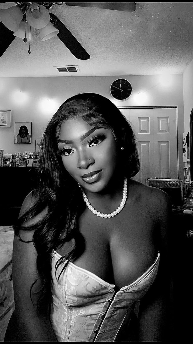 Eniamreg_'s tweet photo. Things aren’t always in black and white. 🖤 But when they are, realize the beauty in it.🤍 https://t.co/yw0InaTLXj