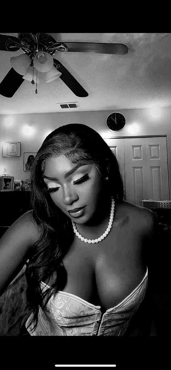 Eniamreg_'s tweet photo. Things aren’t always in black and white. 🖤 But when they are, realize the beauty in it.🤍 https://t.co/yw0InaTLXj