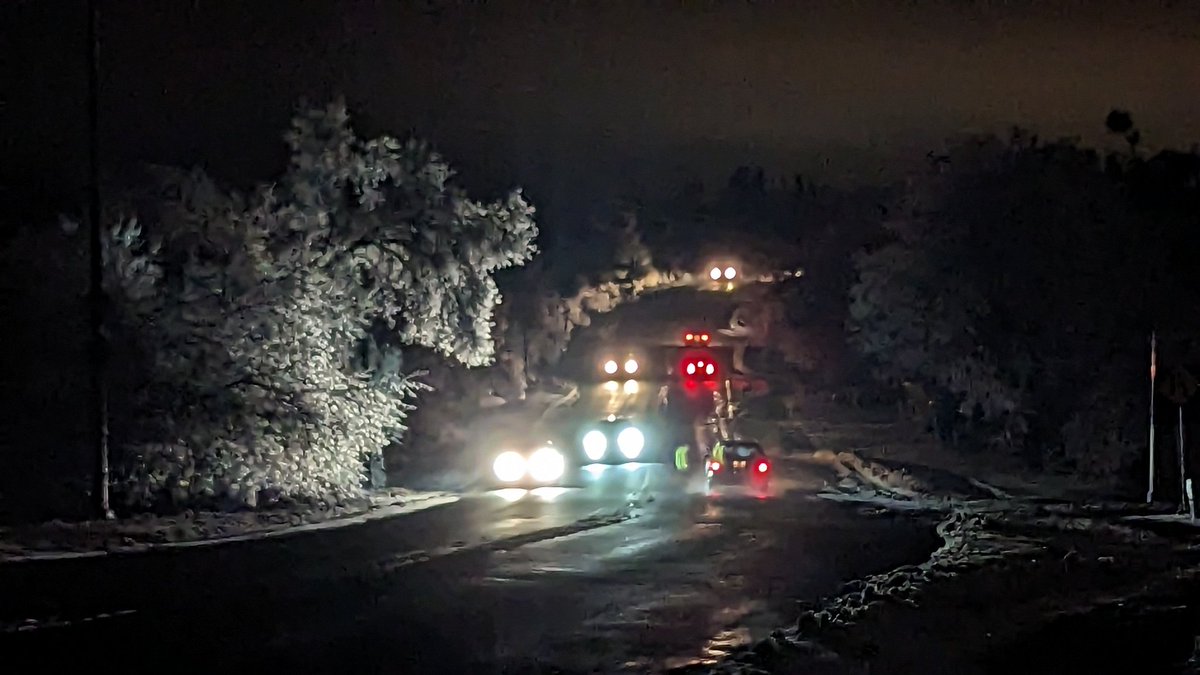 AdvCakStudios's tweet photo. 22 hours without power, my whole block without power

#FreezingRain #outage #blackout  #ClimateCrisis #ClimateEmergency #April2023 #googlepixel #Darkness #GlobalWarming #infrastructure #HydroQuebec https://t.co/RXb3thnT2j