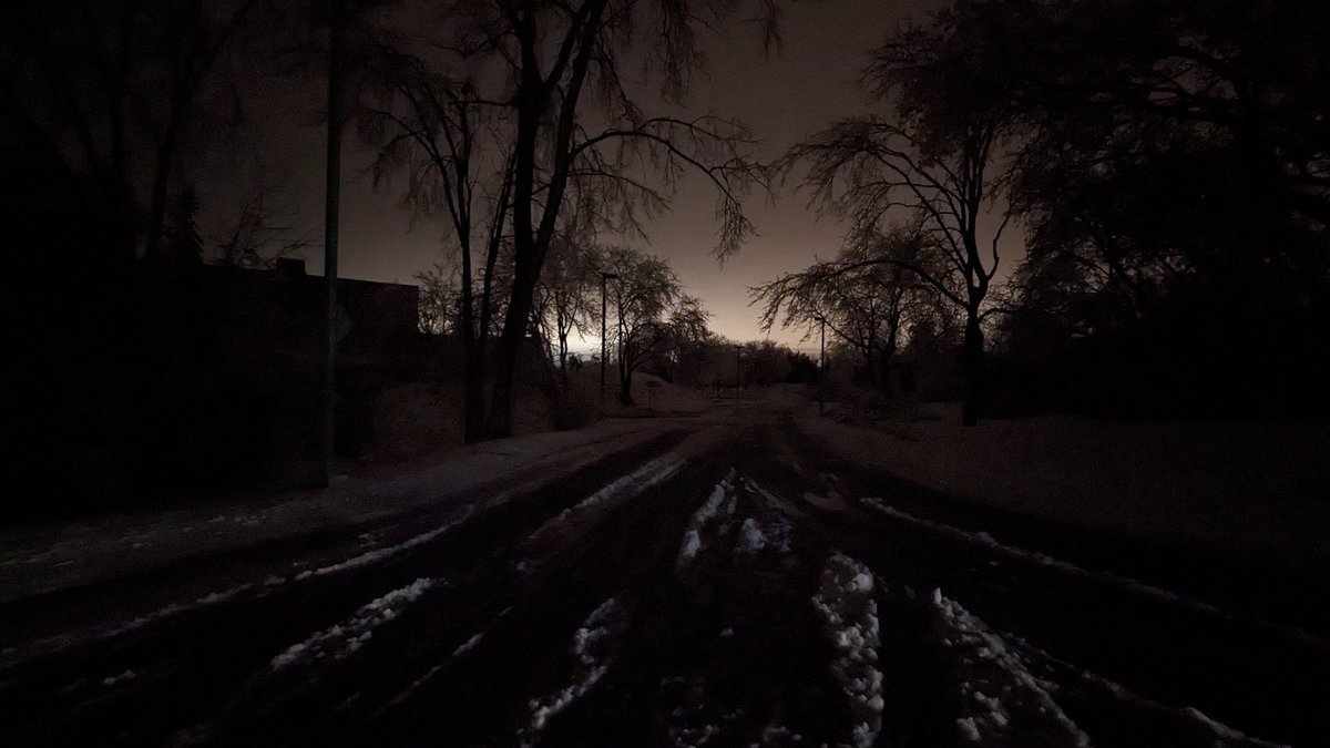AdvCakStudios's tweet photo. 22 hours without power, my whole block without power

#FreezingRain #outage #blackout  #ClimateCrisis #ClimateEmergency #April2023 #googlepixel #Darkness #GlobalWarming #infrastructure #HydroQuebec https://t.co/RXb3thnT2j