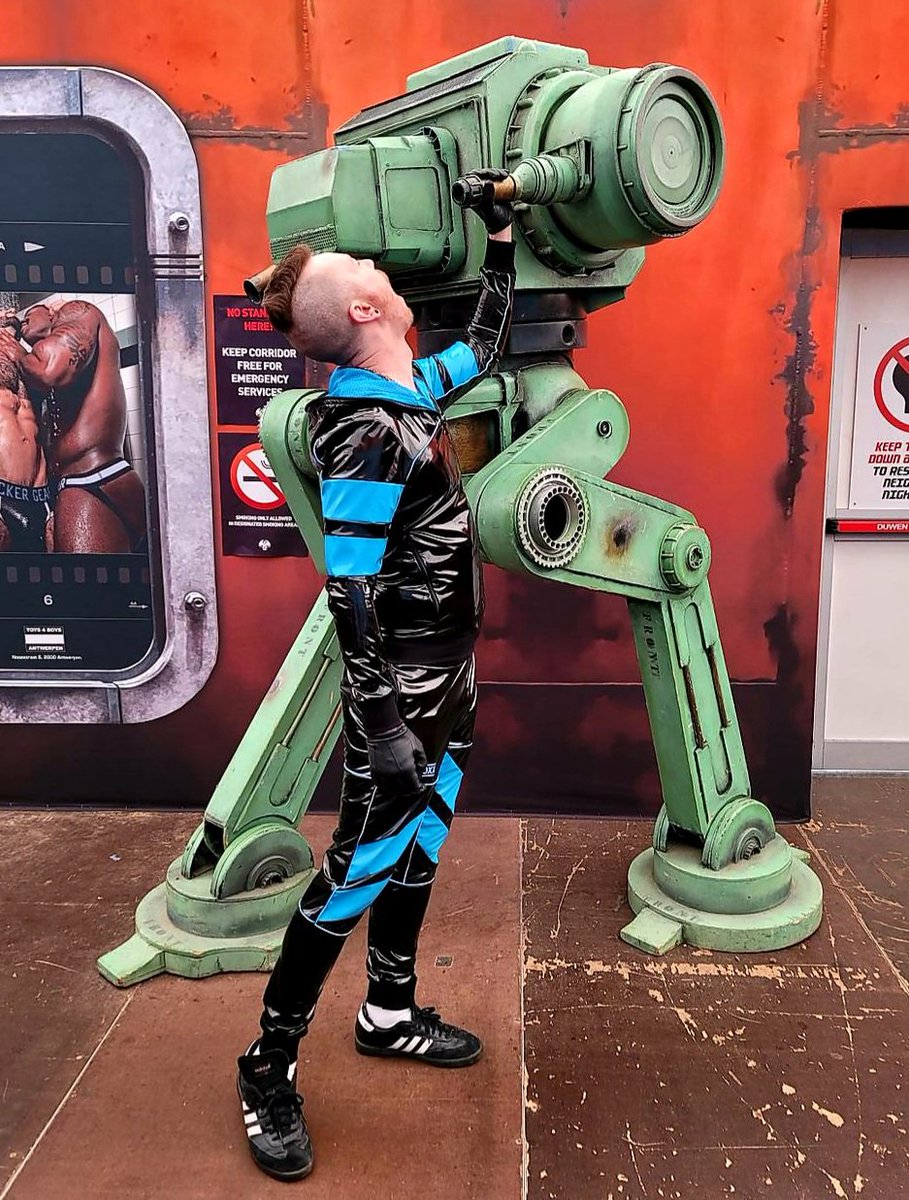 SomeGayGeek's tweet photo. I didn't take my phone into any of the Darklands parties. Best I can offer is a recreation of what I got up to on one of the mechs here. 

Who wants to be my next metaphorical mech? 😋💦 https://t.co/8PLeeCX8br