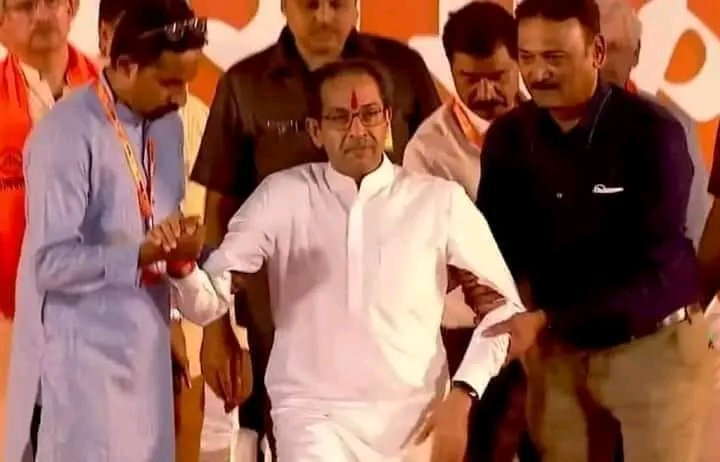 BondareAmit's tweet photo. उद्धव ठाकरे तोफ आहेत, त्यांच्यापुढे काडतूस काय आहे!
-सुषमी गंधारी 
त्या तोफेला उठवायला चार माणसे लागतात हे कधी सांगणार..?😂😂😂😂😂
#SushmaAndhare 🤦
#UddhavThackeray 😂😂 https://t.co/HQthBrYU5s