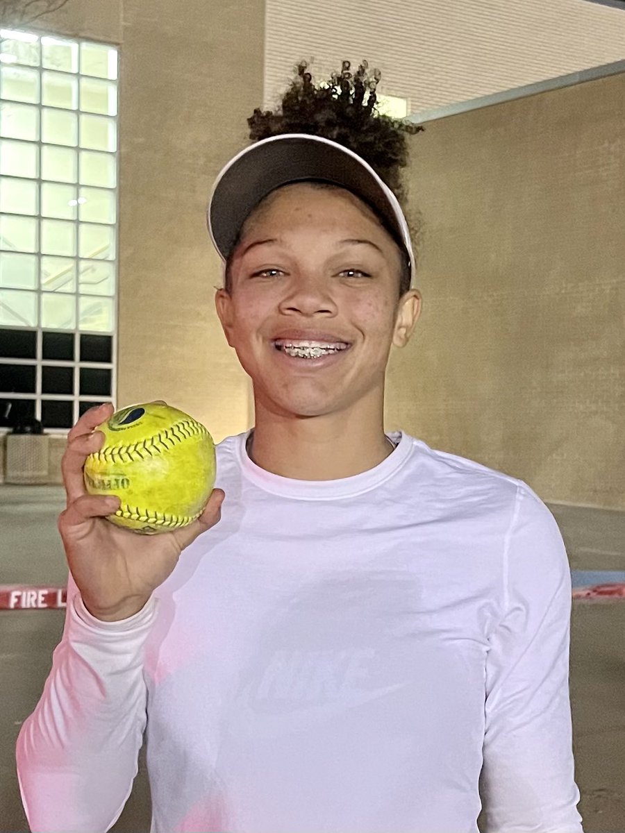FarmersSoftball's tweet photo. Dinger Alert!!! @paisliea1 with a solo bomb for the Farmers! #sheRAKES #homerunhitter #FarmerPrideNeverDies https://t.co/OhNN7TZYnM