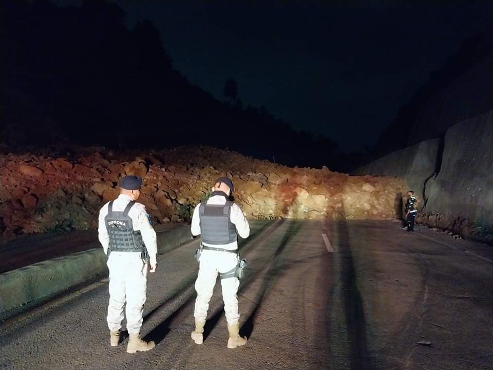 PNCdeGuatemala's tweet photo. En  kilómetro 60 libramiento de Chimaltenango se ha suscitado un derrumbe de grandes proporciones que tapa los cuatro carriles; Policía Nacional Civil  y Bomberos Voluntarios se encuentran en el lugar por tema de prevención.

#ProtegerYServir https://t.co/ZTnYqepA1R