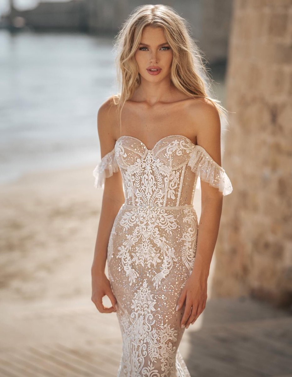 Xiaothao_Hong's tweet photo. This ultra-feminine #BertaPrivee wedding dress features a corset bodice adorned with delicate textured lace appliques with light-catching sequin scattered allover with dropped sleeves.🌷🌷🌷 https://t.co/3QD4SmIU7f 
#HongKong 
#paris 
#fashion 
#bridal 
#dress-bridal https://t.co/wlkfTcLUxu