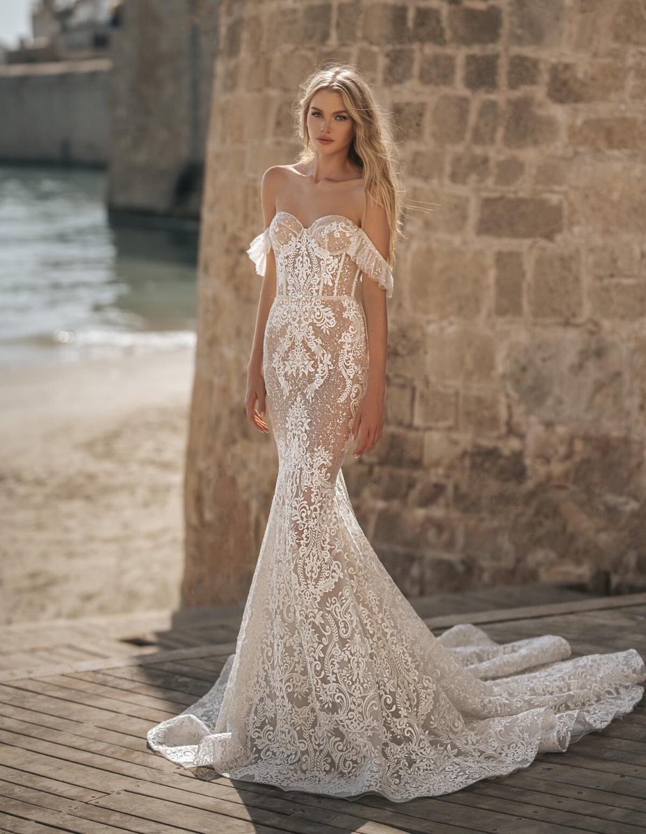 Xiaothao_Hong's tweet photo. This ultra-feminine #BertaPrivee wedding dress features a corset bodice adorned with delicate textured lace appliques with light-catching sequin scattered allover with dropped sleeves.🌷🌷🌷 https://t.co/3QD4SmIU7f 
#HongKong 
#paris 
#fashion 
#bridal 
#dress-bridal https://t.co/wlkfTcLUxu