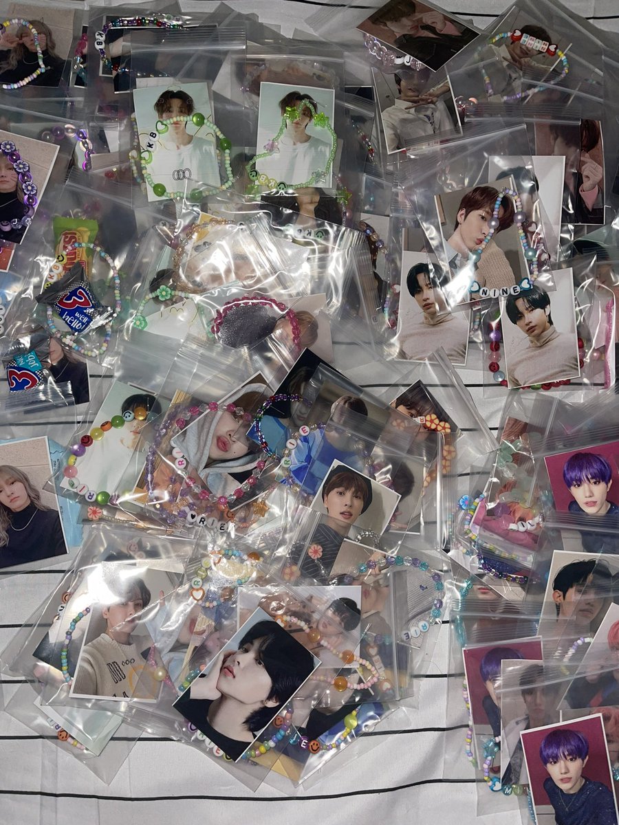 xmin_hoonsx's tweet photo. hello! fellow lyons going to the OnlyOneOf concert in Dallas. my sis&amp;i will give freebies out all (bracket + pc, or pc + candy, subject to availability). 

we will be there around 4:30pm through 6:00pm (for VVIP)! 

come say hi and get one! q’s? dm! 

#OnlyOneOfinDallas https://t.co/xjT72YFckB