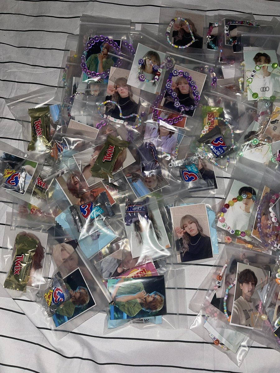 xmin_hoonsx's tweet photo. hello! fellow lyons going to the OnlyOneOf concert in Dallas. my sis&amp;i will give freebies out all (bracket + pc, or pc + candy, subject to availability). 

we will be there around 4:30pm through 6:00pm (for VVIP)! 

come say hi and get one! q’s? dm! 

#OnlyOneOfinDallas https://t.co/xjT72YFckB