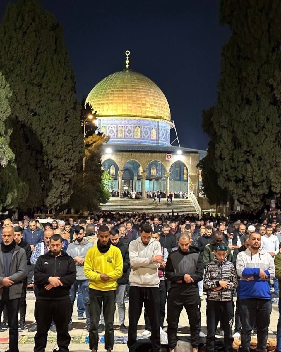 Alhamdhulillaah's tweet photo. Thousands of muslims turn up in their number to pray tarawih before the night of jummah at Masjid al-ʾAqṣā.

May Allah protect them. https://t.co/igX4LSG2KW