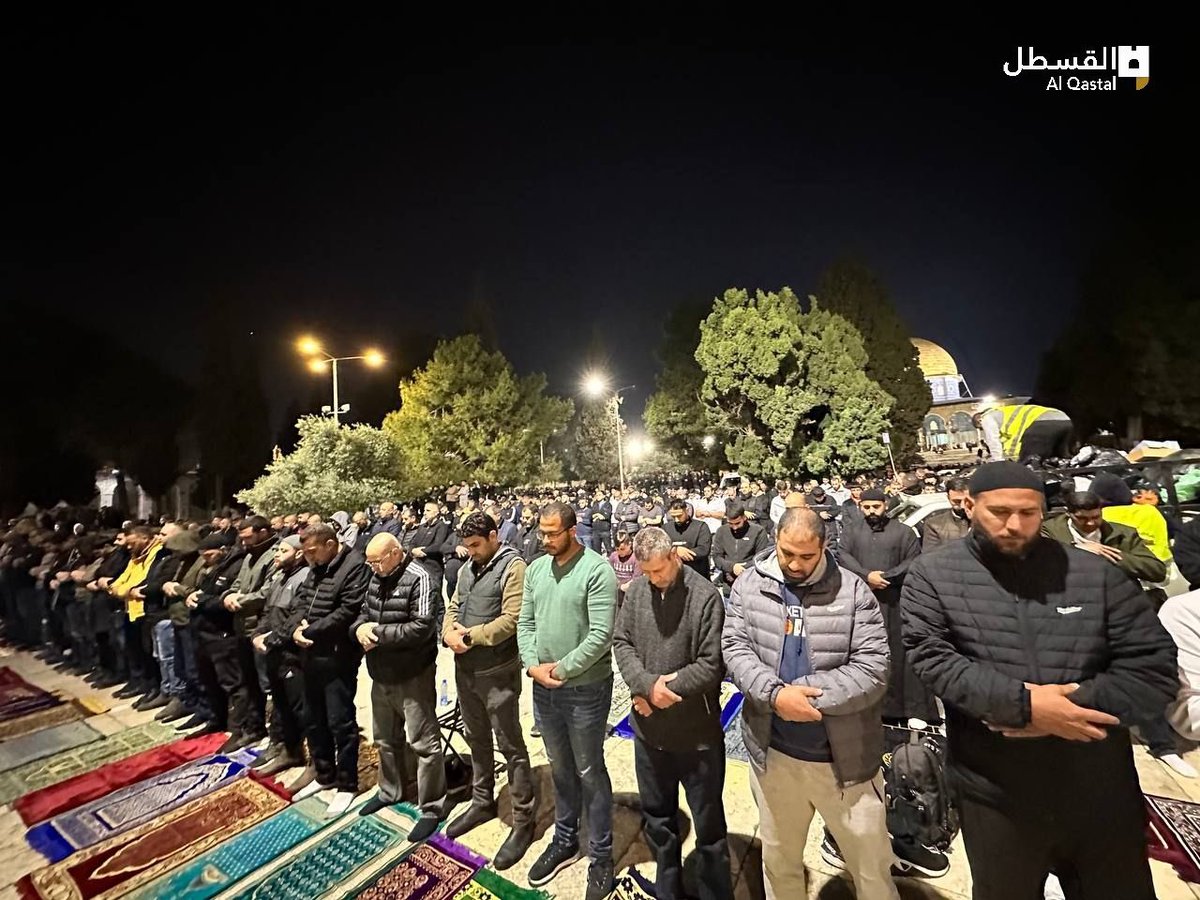 Alhamdhulillaah's tweet photo. Thousands of muslims turn up in their number to pray tarawih before the night of jummah at Masjid al-ʾAqṣā.

May Allah protect them. https://t.co/igX4LSG2KW