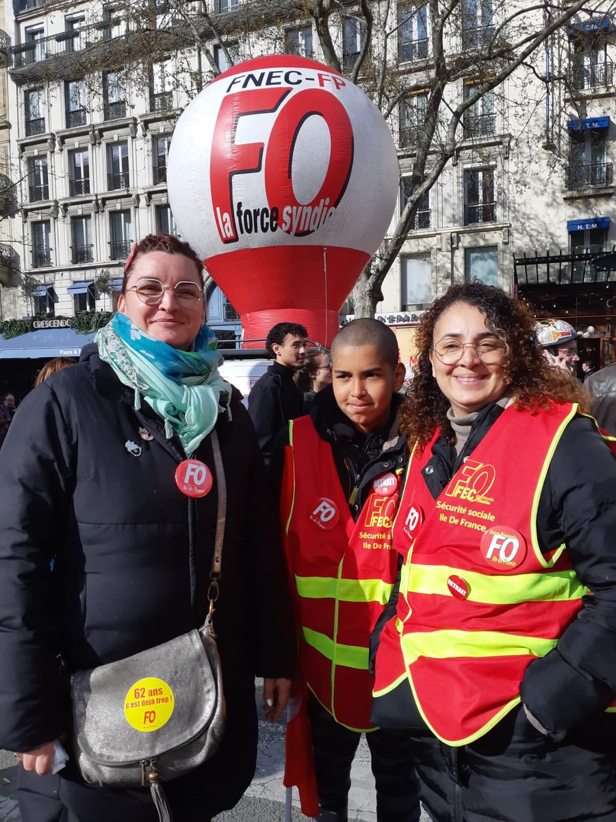 FECFO's tweet photo. Les militants de la #fecfo chambre syndicale sécurité sociale ne lâchent rien !
ils participaient hier aux manifestations à Paris où les manifestants sont encore très nombreux !
64 ans c’est définitivement NON Mr Macron !
Retirez votre injuste et inutile réforme ! https://t.co/0HLqTrFYOc