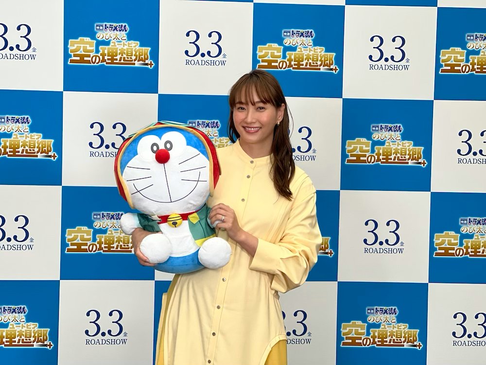 『 #映画ドラえもん #のび太と空の理想郷 』公開から1か月が経ち、まだまだ大ヒット上映中です!
本作のゲスト声優として、パラダピアの学校の先生役を演じる #藤本美貴 さんとドラえもんのぬいぐるみとのオフショットをお届け!
是非とも映画館でお楽しみください!
#春はドラえもん 
