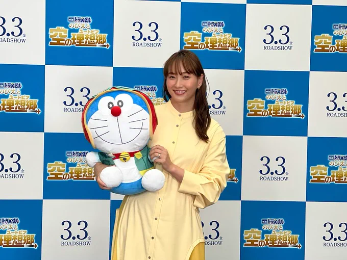 『 #映画ドラえもん #のび太と空の理想郷 』公開から1か月が経ち、まだまだ大ヒット上映中です!
本作のゲスト声優として、パラダピアの学校の先生役を演じる #藤本美貴 さんとドラえもんのぬいぐるみとのオフショットをお届け!
是非とも映画館でお楽しみください!
#春はドラえもん 