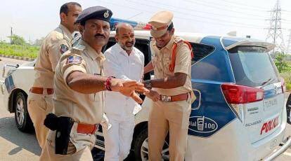 VBNewsTelugu's tweet photo. పదో తరగతి ప్రశ్నా పత్రం లీకేజీ కేసులో అరెస్టయిన బీజేపీ రాష్ట్ర అధ్యక్షుడు, ఎంపీ @bandisanjay_bjp  బెయిల్ పై ఈ ఉదయం కరీంనగర్ కోర్టు నుంచి విడుదలయ్యారు. #In360 #Telangana https://t.co/34wl2IFOMK