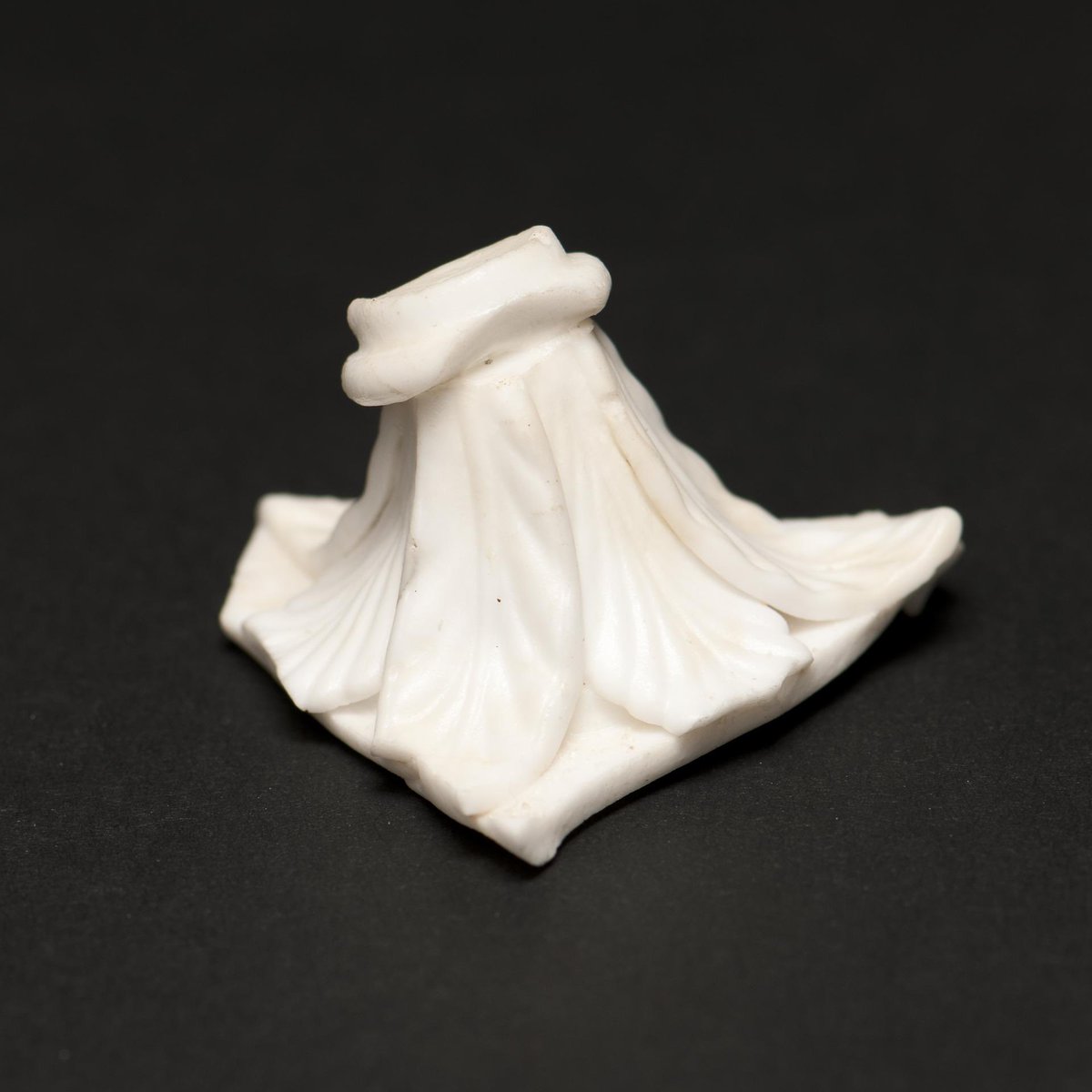 NantgarwCW's tweet photo. Perfect for easter, a rare Nantgarw porcelain egg cup authenticated by the finding of a distorted shard from an identical item found at @NantgarwCW 150 years later. On loan to NantgarwCW from @AmgueddfaCymru #welshporcelain #nantgarw https://t.co/iJtoDtkXOT